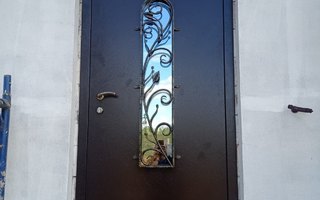металлическая дверь для загородного дома, вид внутри