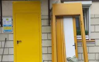 одностворчатая дверь в подъезд с верхней вставкой